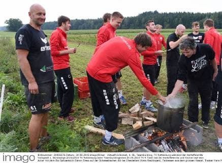 Aktuell Volleyball, 1. BL, Teambuilding, TV Rottenburg während der Kartoffelernte Volleyball 1. Bundesliga 2015 2016 TV Rottenburg beim Teambuildingevent 24.08.2015 TV R Team bei der Kartoffelernte und Kochen auf dem Acker mit dem Bio Spitzenkoch Simon Tress auf der Schwaebischen Alb bei Ehestetten (Kreis Reutlingen). Testessen aus dem grossen Kessel; Trainer Hans Peter Mueller - Angstenberger, Scout Niko Nothdurft, Felix Orthmann, Felix Isaak, Federico Cipollone, teammanager Philipp Vollmer und Manager Daniel Mey (v.li.) testen den Eintopf. 