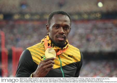 Aktuell Leichtathletik WM in Peking, 100m der Herren, Siegerehrung Beijing, IAAF, Leichtathletik, athletics, Track and Field, World athletics Championships 2015 in Beijing, Leichtathletik WM 2015, 22-30.08.2015, National Stadium Beijing, Usain Bolt, Jamaika, 100m Siegerehrung Goldmedaille