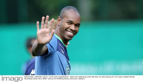Naldo (VfL Wolfsburg) winkt den fans vor dem training