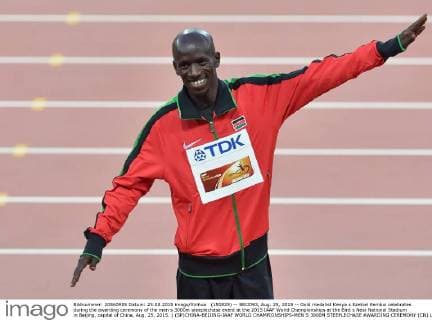 (150825) -- BEIJING, Aug. 25, 2015 -- Gold medalist Kenya s Ezekiel Kemboi celebrates during the awarding ceremony of the men s 3000m steeplechase event at the 2015 IAAF World Championships at the Bird s Nest National Stadium in Beijing, capital of China, Aug. 25, 2015. ) (SP)CHINA-BEIJING-IAAF WORLD CHAMPIONSHIPS-MEN S 3000M STEEPLECHASE AWARDING CEREMONY (CN) LixWen 