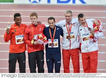 (150825) -- BEIJING, Aug. 25, 2015 -- Gold medalist Canada s Shawnacy Barber(2nd L), silver medalist Germany s Raphael Marcel Holzdeppe(1st L), bronze medalists Poland s Pawel Wojciechowski(1st R), Piotr Lisek (2nd R) and Kevin Menaldo of France celebrate during the awarding ceremony of the men s pole vault event at the 2015 IAAF World Championships at the Bird s Nest National Stadium in Beijing, capital of China, Aug. 25, 2015. ) (SP)CHINA-BEIJING-IAAF WORLD CHAMPIONSHIPS-MEN S POLE VAULT AWARDING CEREMONY (CN) LixWen 