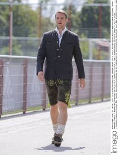 Manuel NEUER, FCB 1 vom FC BAYERN MUENCHEN in Lederhose beim Sponsoren Termin Paulaner Fussball 1. Bundesliga , Muenchen, am 25.08.2015, Saison 2015 2016, 1.Liga, 1.Bundesliga