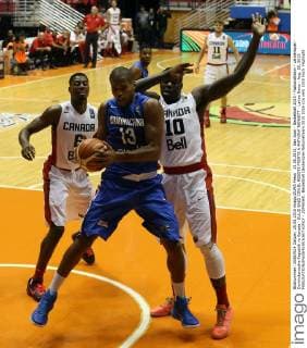 25.08.2015, San Juan - Basketball 2015 - Nationalteam - Länderspiel - Dominikanische Republik vs Kanada - EULIS BAEZ CON EL REBOTE FRENTE A ANTHONY NENNETT - Latino News - Aug. 25, 2015  - ZUMAd69_