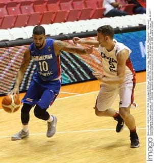25.08.2015, San Juan - Basketball 2015 - Nationalteam - Länderspiel - Dominikanische Republik vs Kanada - JAMES FELDEINE BUSCA DEJARV ATRAS LA DEFENSA DE NIKOLAS STAUSKAS - Latino News - Aug. 25, 2015  - ZUMAd69_