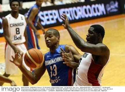 25.08.2015, San Juan - Basketball 2015 - Nationalteam - Länderspiel - Dominikanische Republik vs Kanada - EULIS BAEZ Y ANTHONY BENNETT TRATAN DE CONTROLAR EL BALON - Latino News - Aug. 25, 2015  - ZUMAd69_
