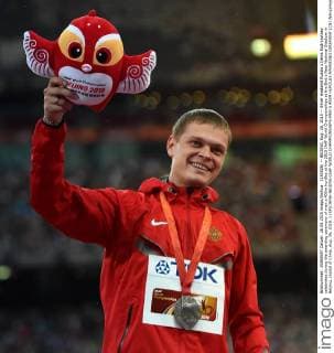 (150826) -- BEIJING, Aug. 26, 2015 -- Silver medalist Russia s Denis Kudryavtsev celebrates during the awarding ceremony of men s 400m hurdles at the 2015 IAAF World Championships at the Bird s Nest National Stadium in Beijing, capital of China, Aug. 26, 2015. ) (SP)CHINA-BEIJING-IAAF WORLD CHAMPIONSHIPS-MEN S 400M HURDLES AWARDING CEREMONY (CN) WangxHaofei 