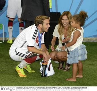 WM Finale 2014 am 13.7.2014 in Rio de Janeiro. Deutschland ist zum vierten Mal Weltmeister. Mario Götze mit Freundin Ann-Kathrin Brömmel und Lamia, der Tochter von Jerome Boateng.