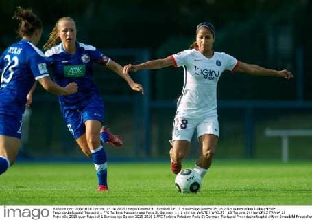 Fussball DFL 1.Bundesliga Damen 25.08.2015 Waldstadion Ludwigsfelde Freundschaftsspiel Testspiel 1 FFC Turbine Potsdam geg Paris St Germain 1 : 1 vlnr Lia WÄLTI ( WAELTI ) 13 Turbine Shirley CRUZ TRANA 28 Paris