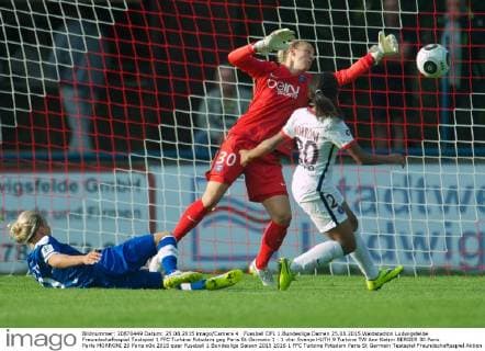 Fussball DFL 1.Bundesliga Damen 25.08.2015 Waldstadion Ludwigsfelde Freundschaftsspiel Testspiel 1 FFC Turbine Potsdam geg Paris St Germain 1 : 1 vlnr Svenja HUTH 9 Turbine TW Ann Katrin BERGER 30 Paris Perle MORRONI 20 Paris