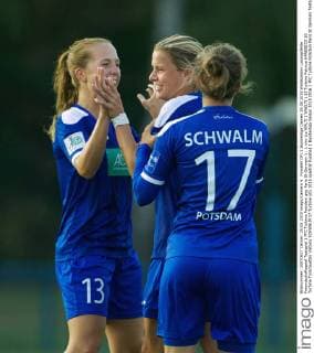 Fussball DFL 1.Bundesliga Damen 25.08.2015 Waldstadion Ludwigsfelde Freundschaftsspiel Testspiel 1 FFC Turbine Potsdam geg Paris St Germain 1 : 1 vlnr Lia WÄLTI ( WAELTI ) 13 Turbine Patricia HANEBECK 10 Turbine Torschuetzin Viktoria SCHWALM 17 Turbine