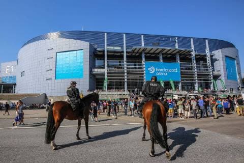 Deutschland, Hamburg ,Volkspark Stadion, Fussball, 1. Bundesliga, Saison 2015 2016 , Hamburger SV, Berittene Polizei auf Pferden vor der Barclaycard Arena der ehemaligen O 2 World