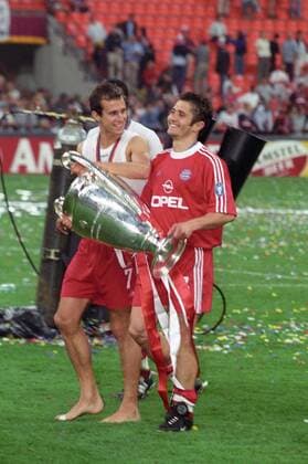 Bixente Lizarazu und Mehmet Scholl vom FC Bayern München fotografiert - Champions League Finale 2001 am 23.05.2001 in Mailand.
