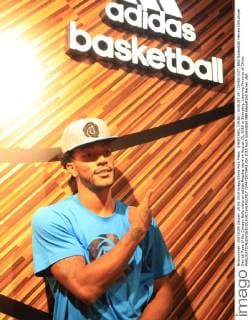 SHENYANG, CHINA - AUGUST 25: (CHINA OUT) NBA Basketball Herren USA player Derrick Rose of the Chicago Bulls visits an adidas flagship store on August 25, 2015 in Shenyang, Liaoning Province of China.  CFP471875943 