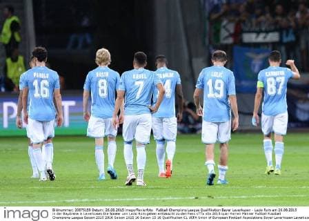 Fußball Champions League Qualifikation Bayer Leverkusen - Lazio Rom am 26.08.2015 in der BayArena in Leverkusen Die Spieler von Lazio Rom gehen enttäuscht zu den Fans xTTx