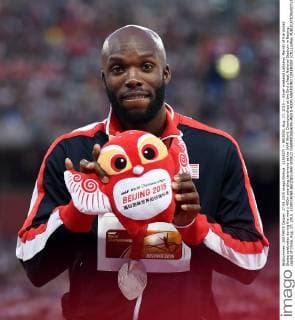 (150827) -- BEIJING, Aug. 27, 2015 -- Silver medalist LaShawn Merritt of the United States celebrates during the men s 400m awarding ceremony at the IAAF World Championships at the Bird s Nest Naitonal Stadium in Beijing, capital of China, Aug. 27, 2015. ) (SP)CHINA-BEIJING-IAAF WORLD CHAMPIONSHIPS-MEN S 400M AWARDING CEREMONY (CN) LixWen 