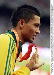 (150827) -- BEIJING, Aug. 27, 2015 -- Gold medalist South Africa s Wayde van Niekerk celebrates during the men s 400m awarding ceremony at the IAAF World Championships at the Bird s Nest Naitonal Stadium in Beijing, capital of China, Aug. 27, 2015. ) (SP)CHINA-BEIJING-IAAF WORLD CHAMPIONSHIPS-MEN S 400M AWARDING CEREMONY (CN) LixWen 