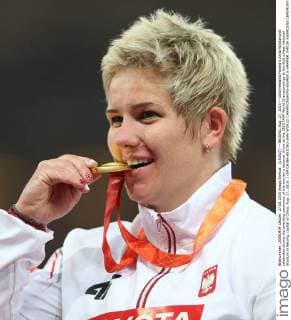 (150827) -- BEIJING, Aug. 27, 2015 -- Gold medalist Poland s Anita Wlodarczyk celebrates during the awarding ceremony of the women s hammer throw at the 2015 IAAF World Championships at the Bird s Nest National Stadium in Beijing, capital of China, Aug. 27, 2015. ) (SP)CHINA-BEIJING-IAAF WORLD CHAMPIONSHIPS-WOMEN S HAMMER THROW AWARDING CEREMONY(CN) CaoxCan 