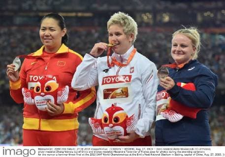 (150827) -- BEIJING, Aug. 27, 2015 -- Gold medalist Anita Wlodarczyk (C) of Poland, silver medalist Zhang Wenxiu (L) of China and bronze medalist Alexandra Tavernier of France pose for photos during the awarding ceremony for the women s hammer throw final at the 2015 IAAF World Championships at the Bird s Nest National Stadium in Beijing, capital of China, Aug. 27, 2015. ) (SP)CHINA-BEIJING-IAAF WORLD CHAMPIONSHIPS--WOMEN S HAMMER THROW-AWARDING CEREMONY (CN) LixWen 