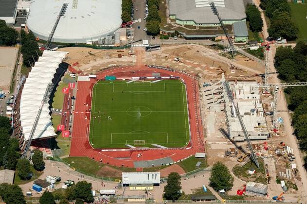 Erfurt 22.08.2015 Luftaufnahme Luftaufnahme Steigerwaldstadion mit Baustelle Multifunktionsarena. Hier spielt der FC Rot-Weiß Erfurt in der dritten Liga Fussball. Daneben die Leichtathletikhalle und die Gunda Niemann Stirnemann Eislaufhalle