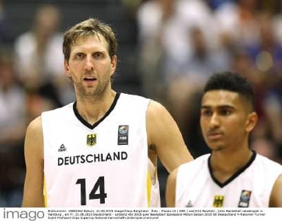 Foto : Maodo LO ( GER ) und Dirk Nowitzki , links Basketball Länderspiel in Hamburg , am Fr. 21.08.2015 Deutschland - Lettland