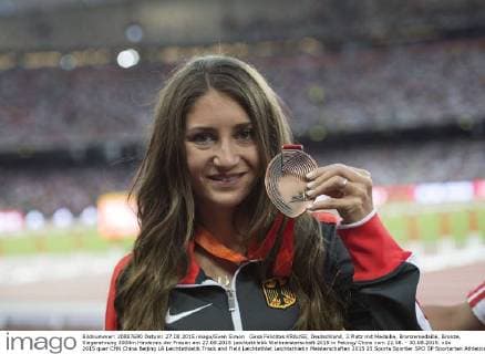 Gesa Felicitas KRAUSE, Deutschland, 3.Platz mit Medaille, Bronzemedaille, Bronze, Siegerehrung 3000m Hindernis der Frauen am 27.08.2015 Leichtathletik Weltmeisterschaft 2015 in Peking China vom 22.08. - 30.08.2015.