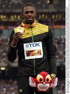 (150828) -- BEIJING, Aug. 28, 2015 -- Gold medalist Jamaica s Usain Bolt (C) poses during the men s 200m awarding ceremony at the 2015 IAAF World Championships at Bird s Nest National Stadium in Bejing, capital of China, Aug. 28, 2015. ) (SP)CHINA-BEIJING-IAAF WORLD CHAMPIONSHIPS-MEN S 200M AWARDING CEREMONY (CN) GongxLei 