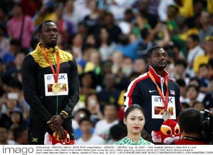 (150828) -- BEIJING, Aug. 28, 2015 -- Gold medalist Jamaica s Usain Bolt (L) and silver medalist Justin Gatlin of the United States pose during the men s 200m awarding ceremony at the 2015 IAAF World Championships at Bird s Nest National Stadium in Bejing, capital of China, Aug. 28, 2015. ) (SP)CHINA-BEIJING-IAAF WORLD CHAMPIONSHIPS-MEN S 200M AWARDING CEREMONY (CN) WangxLili 