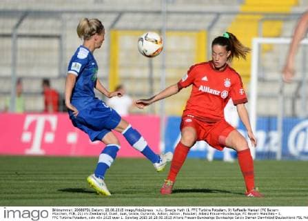 v.li.: Svenja Huth (1. FFC Turbine Potsdam, 9) Raffaella Manieri (FC Bayern München, FCB, 21) im Zweikampf, Duell, duel, tackle, Dynamik, Action, Aktion , Fussball, Allianz Frauen-Bundesliga, FC Bayern München - 1. FFC Turbine Potsdam, xslx