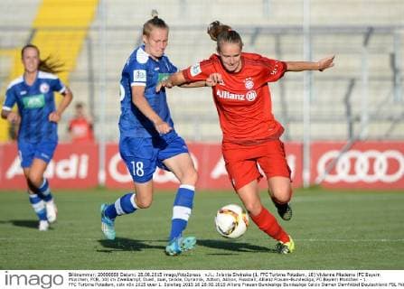 v.li.: Jolanta Siwinska (1. FFC Turbine Potsdam, 18) Vivianne Miedema (FC Bayern München, FCB, 10) im Zweikampf, Duell, duel, tackle, Dynamik, Action, Aktion, Fussball, Allianz Frauen-Bundesliga, FC Bayern München - 1. FFC Turbine Potsdam, xslx