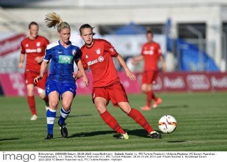 Isabella Moeller (1. FFC Turbine Potsdam), Vivianne Miedema (FC Bayern Muenchen - Frauenfussball), v.li., Aktion, FC Bayern Muenchen vs 1. FFC Turbine Potsdam, 28.08.15