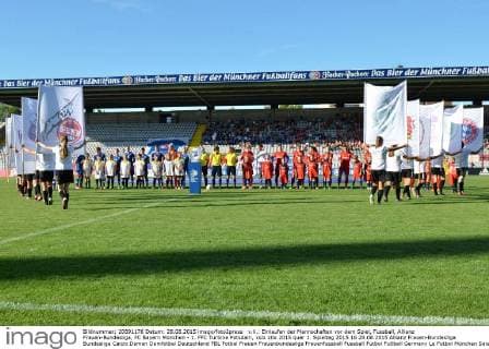 v.li.: Einlaufen der Mannschaften vor dem Spiel, Fussball, Allianz Frauen-Bundesliga, FC Bayern München - 1. FFC Turbine Potsdam, xslx