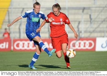 v.li.: Jolanta Siwinska (1. FFC Turbine Potsdam, 18) Vivianne Miedema (FC Bayern München, FCB, 10) im Zweikampf, Duell, duel, tackle, Dynamik, Action, Aktion, Fussball, Allianz Frauen-Bundesliga, FC Bayern München - 1. FFC Turbine Potsdam, xslx