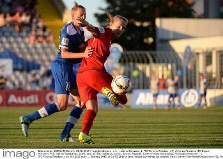 v.li.: Jolanta Siwinska (1. FFC Turbine Potsdam, 18) Vivianne Miedema (FC Bayern München, FCB, 10) im Zweikampf, Duell, duel, tackle, Dynamik, Action, Aktion, Fussball, Allianz Frauen-Bundesliga, FC Bayern München - 1. FFC Turbine Potsdam, xslx