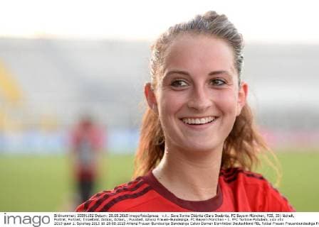 v.li.: Sara Ilonka Däbritz (Sara Daebritz, FC Bayern München, FCB, 33) lächelt, Porträt, Portrait, Einzelbild, Aktion, Action, , Fussball, Allianz Frauen-Bundesliga, FC Bayern München - 1. FFC Turbine Potsdam, xslx