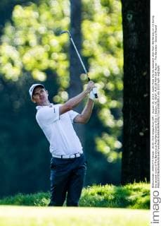 August 28, 2015: Justin Rose hits his approach shot from the fairway on 15 during the second round of The Barclays at Plainfield Country Club in Edison, NJ. GOLF: AUG 28 PGA Golf Herren - The Barclays - Second Round Icon150828012 EDITORIAL USE ONLY