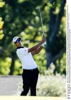 August 28, 2015: Adam Scott hits his approach shot from the 15th fairway during the second round of The Barclays at Plainfield Country Club in Edison, NJ. GOLF: AUG 28 PGA Golf Herren - The Barclays - Second Round Icon150828018 EDITORIAL USE ONLY