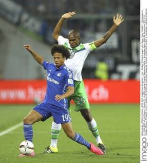 Foto : Naldo Wolfsburg gegen Leroy Sane (blau) Fussball 1. Bundesliga am Fr. 28.08.2015 VfL Wolfsburg - Schalke 04