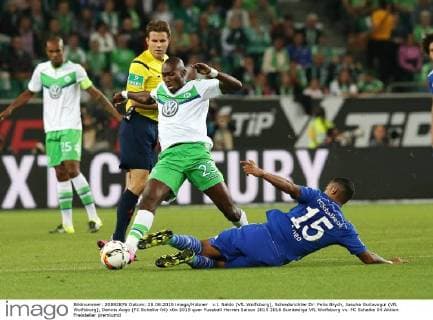 v.l. Naldo (VfL Wolfsburg), Schiedsrichter Dr. Felix Brych, Josuha Guilavogui (VfL Wolfsburg), Dennis Aogo (FC Schalke 04)
