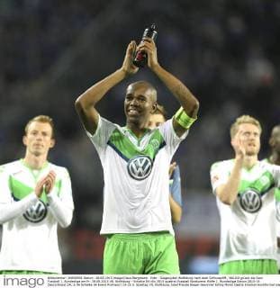 Foto : Siegesjubel Wolfsburg nach dem Schlusspfiff , NALDO grüsst die Fans Fussball 1. Bundesliga am Fr. 28.08.2015 VfL Wolfsburg - Schalke 04