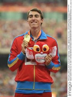 (150829) -- BEIJING, Aug. 29, 2015 -- Gold medalist Sergey Shubenkov of Russia poses during the awarding ceremony for the men s 110m hurdles at the 2015 IAAF World Championships at the Bird s Nest National Stadium in Beijing, capital of China, Aug. 29, 2015. ) (SP)CHINA-BEIJING-IAAF WORLD CHAMPIONSHIPS-MEN S 110M HURDLES AWARDING CEREMONY (CN) LixWen 