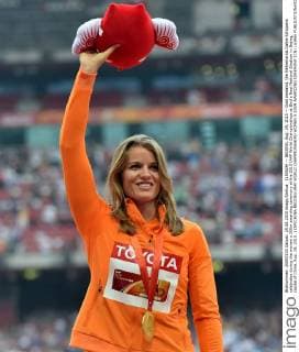 (150829) -- BEIJING, Aug. 29, 2015 -- Gold medalist, the Netherlands Dafne Schippers celebrates during the women s 200m awarding ceremony at the 2015 IAAF World Championships at Bird s Nest National Stadium in Bejing, capital of China, Aug. 29, 2015. ) (SP)CHINA-BEIJING-IAAF WORLD CHAMPIONSHIPS-WOMEN S 200M AWARDING CEREMONY (CN) LixWen 