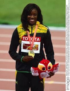 (150829) -- BEIJING, Aug. 29, 2015 -- Gold medalist Jamaica s Danielle Williams poses during the women s 100m hurdles awarding ceremony at the 2015 IAAF World Championships at Bird s Nest National Stadium in Bejing, capital of China, Aug. 29, 2015. ) (SP)CHINA-BEIJING-IAAF WORLD CHAMPIONSHIPS-WOMEN S 100M HURDLES AWARDING CEREMONY (CN) YuexYuewei 