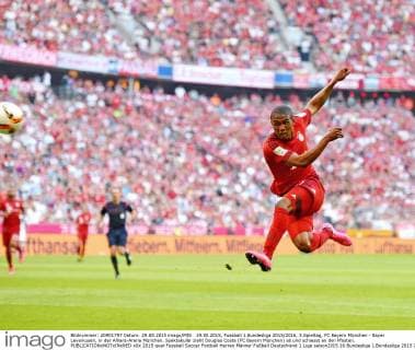 29.08.2015, Fussball 1.Bundesliga 2015 2016, 3.Spieltag, FC Bayern München - Bayer Leverkusen, in der Allianz-Arena München. Spektakulär zieht Douglas Costa (FC Bayern München) ab und schiesst an den Pfosten. 