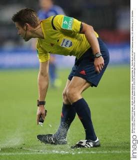 Schiedsrichter Dr. Felix Brych mit dem freistoss spray VfL Wolfsburg vs FC Schalke 04