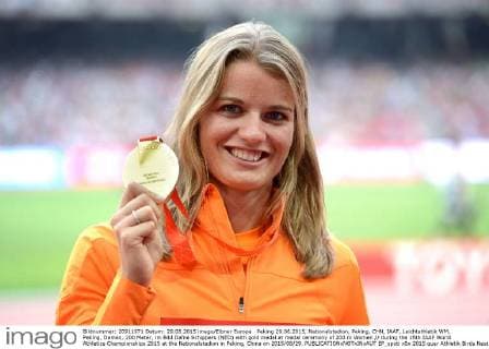 Peking 29.08.2015, Nationalstadion, Peking, CHN, IAAF, Leichtathletik WM, Peking, Damen, 200 Meter, im Bild Dafne Schippers (NED) with gold medal at medal ceremony of 200 m Women during the 15th IAAF World Athletics Championships 2015 at the Nationalstadion in Peking, China on 2015 08 29.  EP_spoti  