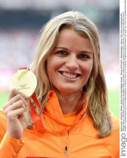 Peking 29.08.2015, Nationalstadion, Peking, CHN, IAAF, Leichtathletik WM, Peking, Damen, 200 Meter, im Bild Dafne Schippers (NED) with gold medal at medal ceremony of 200 m Women during the 15th IAAF World Athletics Championships 2015 at the Nationalstadion in Peking, China on 2015 08 29.  EP_spoti  
