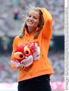 Peking 29.08.2015, Nationalstadion, Peking, CHN, IAAF, Leichtathletik WM, Peking, Damen, 200 Meter, im Bild Dafne Schippers (NED) with gold medal at medal ceremony of 200 m Women during the 15th IAAF World Athletics Championships 2015 at the Nationalstadion in Peking, China on 2015 08 29.  EP_spoti  