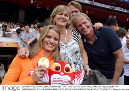 Peking 29.08.2015, Nationalstadion, Peking, CHN, IAAF, Leichtathletik WM, Peking, Damen, 200 Meter, im Bild Dafne Schippers (NED) with gold medal after medal ceremony of 200 m during the 15th IAAF World Athletics Championships 2015 at the Nationalstadion in Peking, China on 2015 08 29.  EP_spoti  
