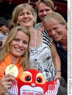 Peking 29.08.2015, Nationalstadion, Peking, CHN, IAAF, Leichtathletik WM, Peking, Damen, 200 Meter, im Bild Dafne Schippers (NED) with gold medal after medal ceremony of 200 m during the 15th IAAF World Athletics Championships 2015 at the Nationalstadion in Peking, China on 2015 08 29.  EP_spoti  