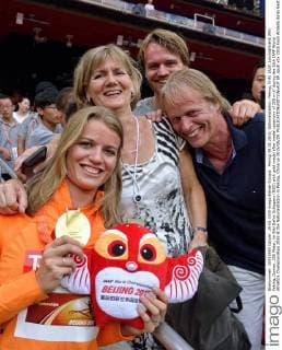 Peking 29.08.2015, Nationalstadion, Peking, CHN, IAAF, Leichtathletik WM, Peking, Damen, 200 Meter, im Bild Dafne Schippers (NED) with gold medal after medal ceremony of 200 m during the 15th IAAF World Athletics Championships 2015 at the Nationalstadion in Peking, China on 2015 08 29.  EP_spoti  